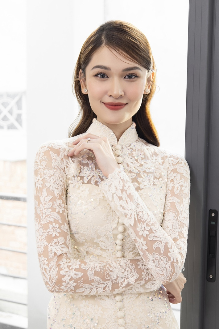 Cô dâu xuất hiện nền nã với tà áo dài trắng. Thuỳ Dung tiết lộ cô bạn thân - Miss International Singapore 2017 đã cùng chồng sang Việt Nam dự đám cưới. Á hậu vô cùng cảm động và hy vọng sẽ có những kỷ niệm đáng nhớ cùng bạn bè trong ngày quan trọng này.