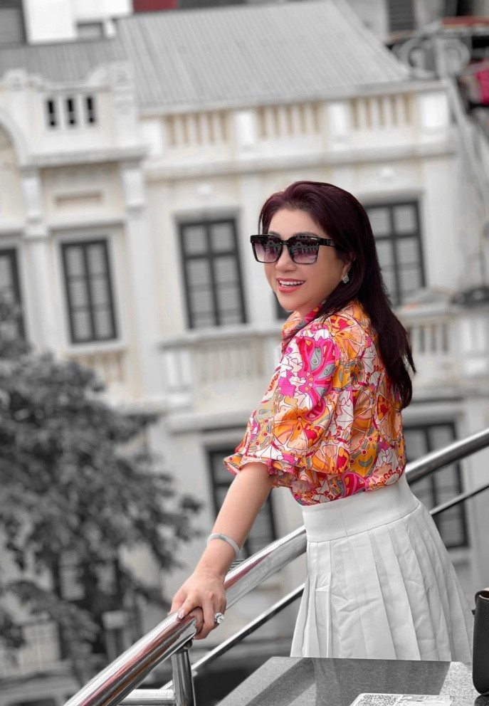 NSƯT Thoại Mỹ trẻ trung ở tuổi 53. Chị xin phép rút khỏi danh sách đề cử giải Mai Vàng năm nay vì muốn tạo điều kiện cho lớp trẻ.