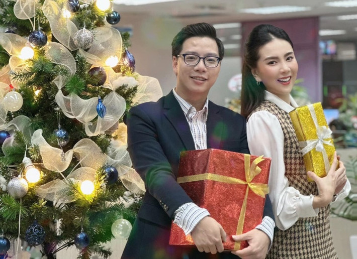 MC Mai Ngọc chụp ảnh cùng BTV Hoàng Dương, khoe không khí giáng sinh đã tràn về Ban Thời sự VTV.