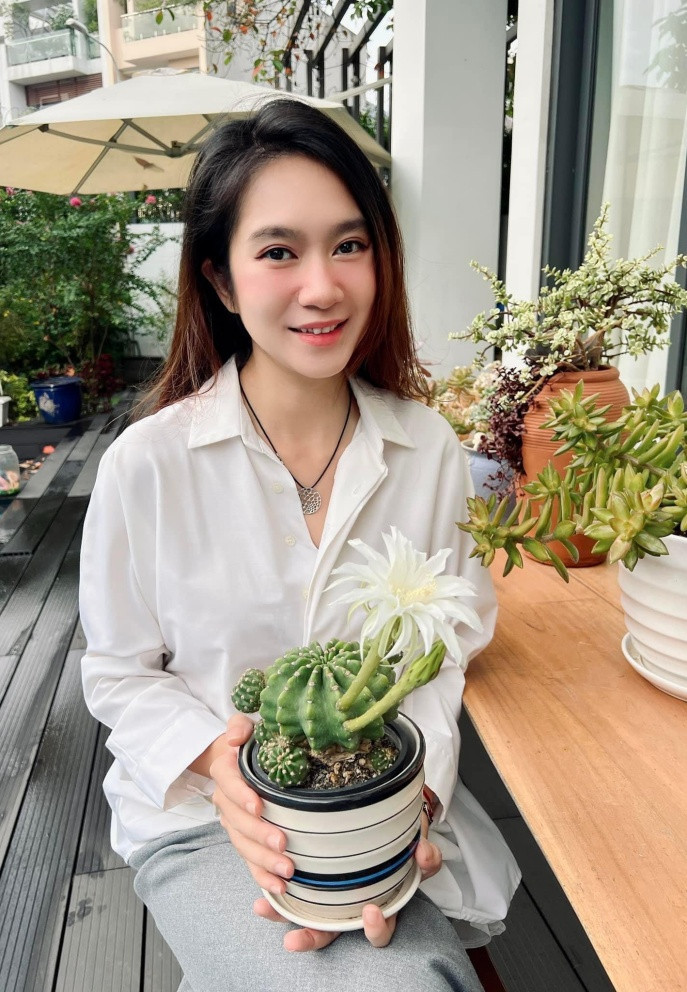 Sao Việt 12/12: Minh Hà - bà xã Lý Hải khoe thành quả cây xương rồng do chính tay mình trồng. Cô vẫn giữ được nét trẻ trung, rạng rỡ dù trải qua nhiều lần sinh nở.