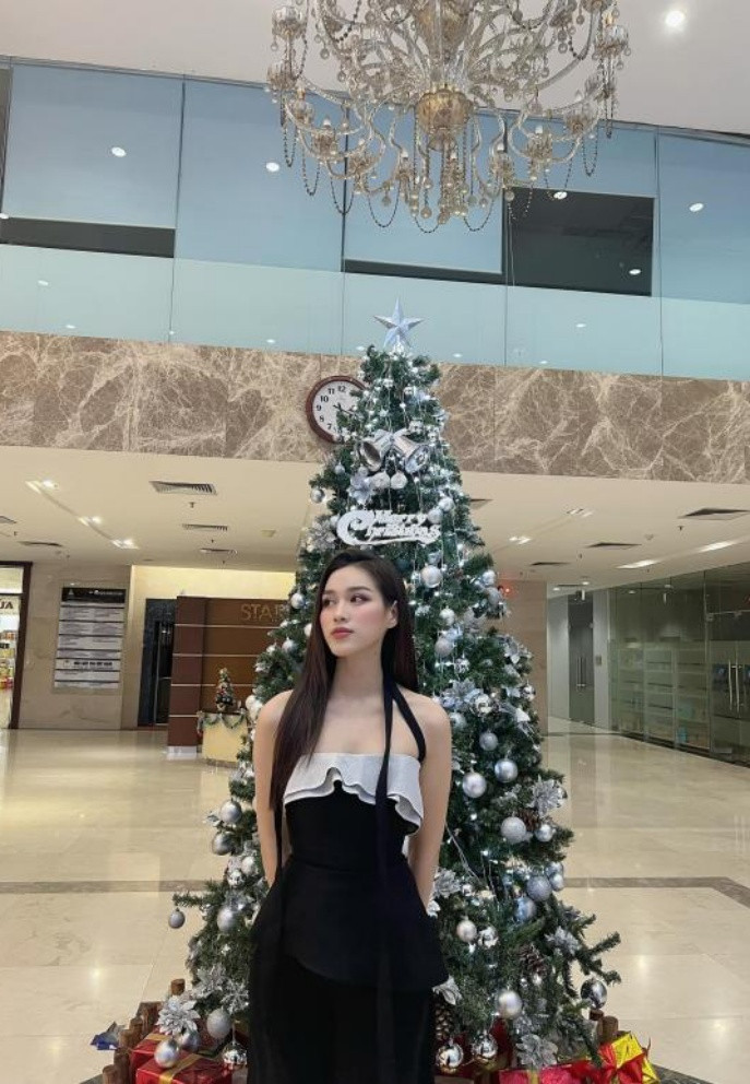 "Trời lạnh rồi, có ai muốn đi chơi Noel sớm với tui không", hoa hậu Đỗ Thị Hà "thả thính".