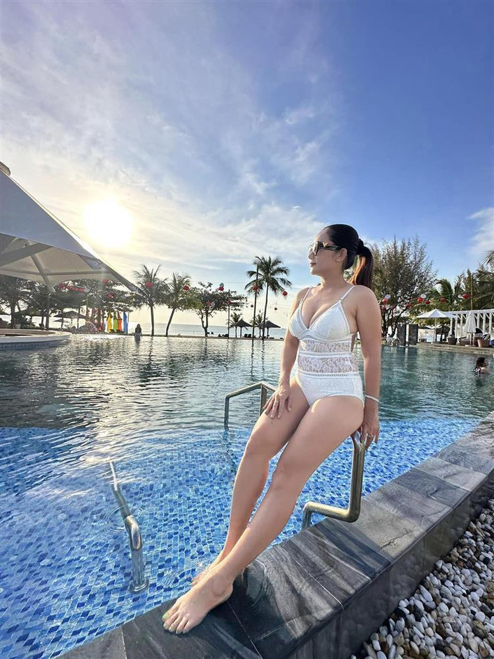 Bị soi chỉnh ảnh quá đà dẫn tới biến dạng, Cát Tường liền đính chính: "Chụp chế độ 0.5 là nó được vậy đó nha, không cần kéo".