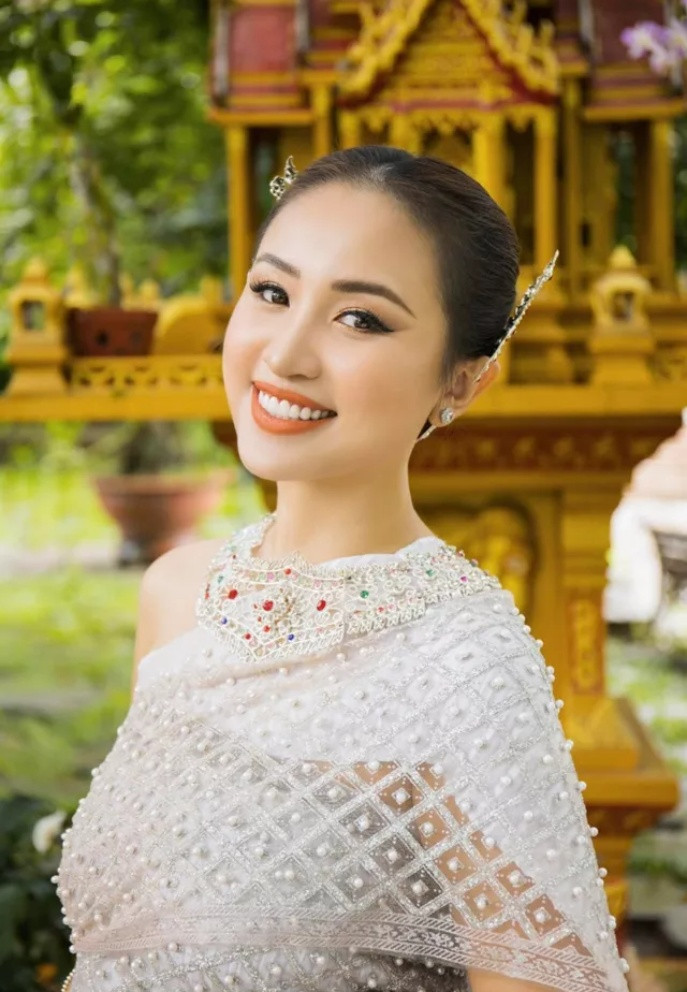 MC Vân Hugo đẹp rạng ngời trong trang phục truyền thống Thái Lan.