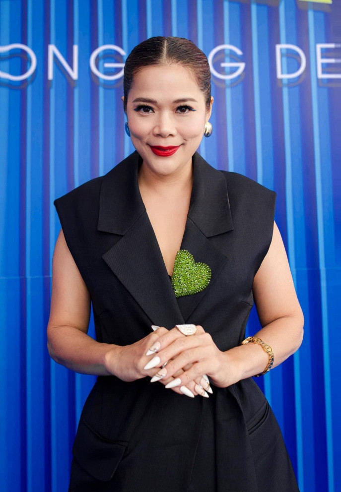 Sao Việt Mỹ Lệ ăn diện chỉn chu khi ngồi ghế nóng chấm thi.
