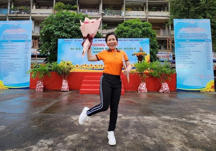 Việt Hương vui vì hoàn thành chương trình thiện nguyện giúp đỡ người nghèo.