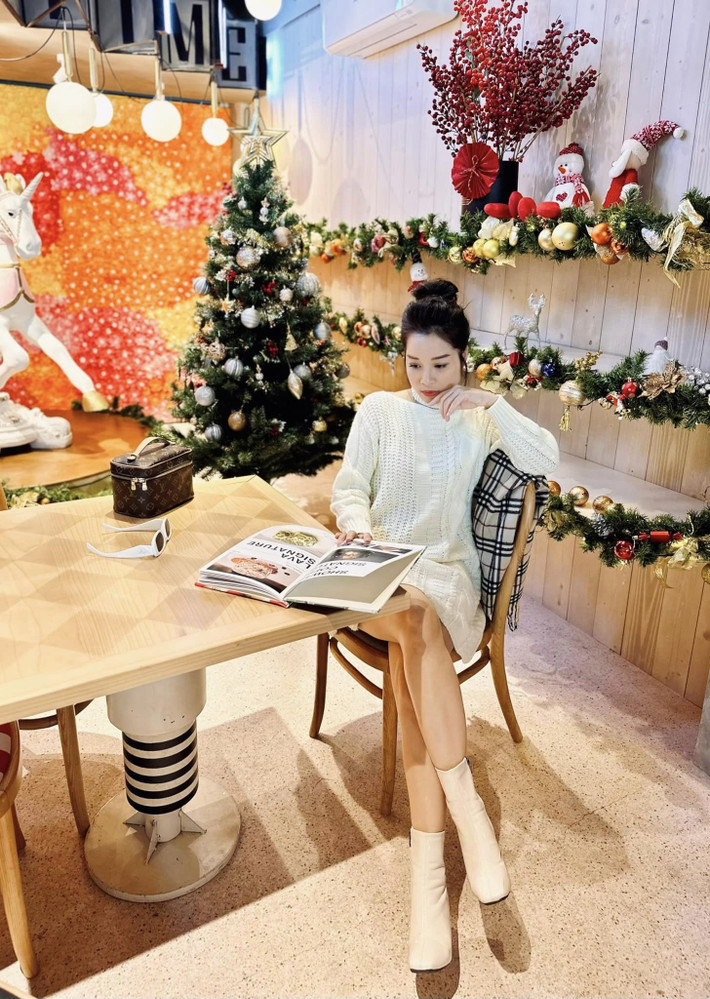 Minh Hương Vàng Anh thảnh thơi uống trà ngày cuối tuần.