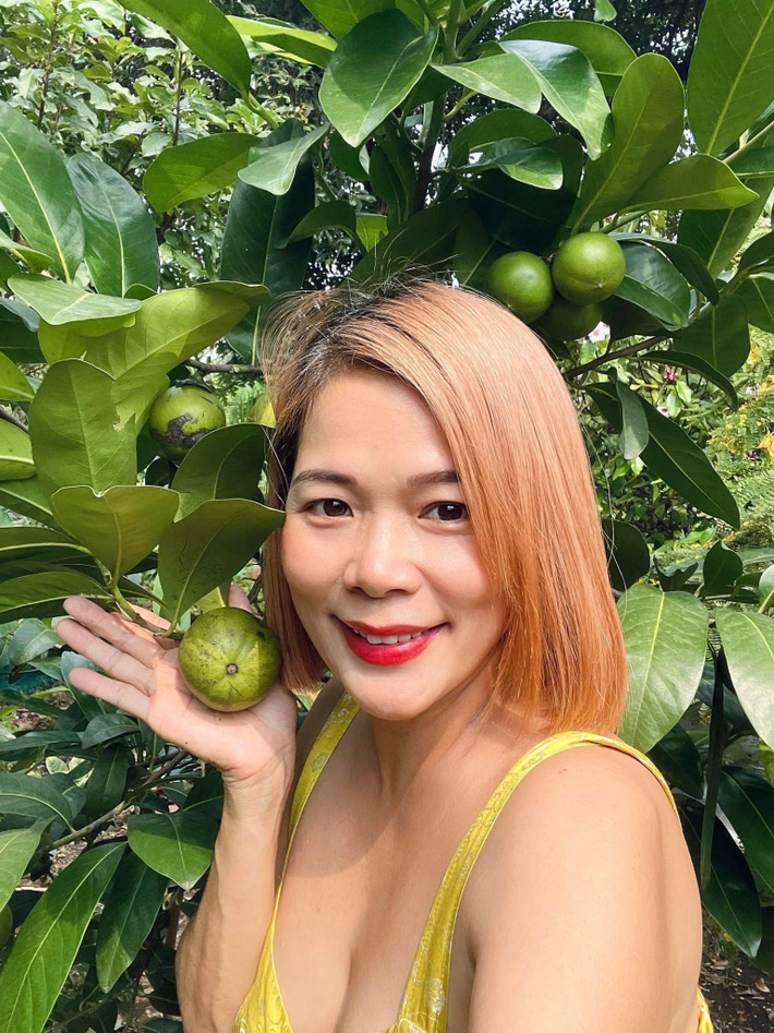 Mỹ Lệ khoe thành quả cây trái thu hoạch từ vườn nhà.