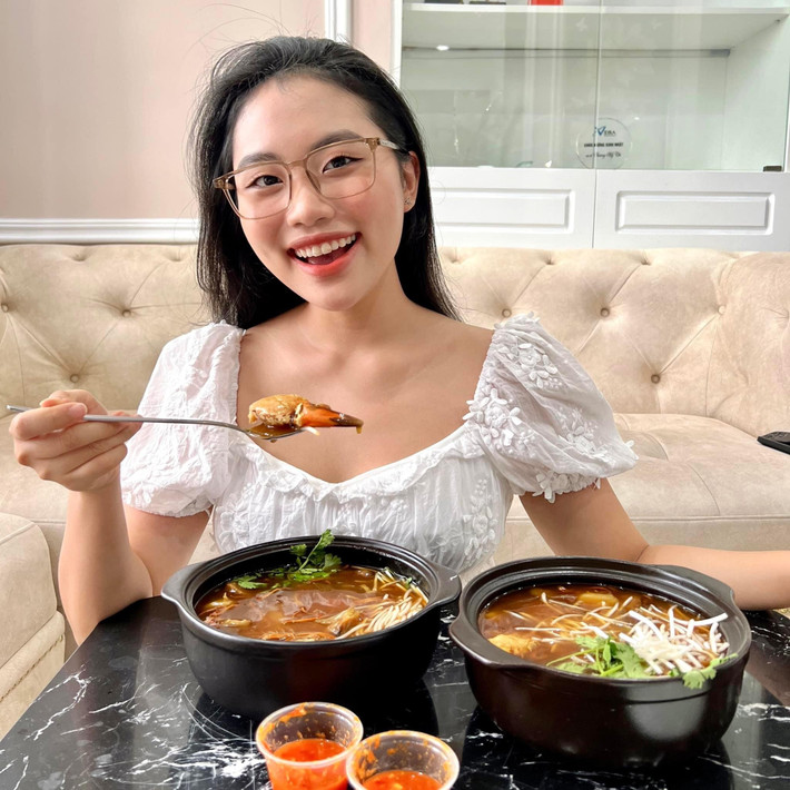 Ca sĩ Phương Mỹ Chi tẩm bổ với món súp bào ngư vi cá.