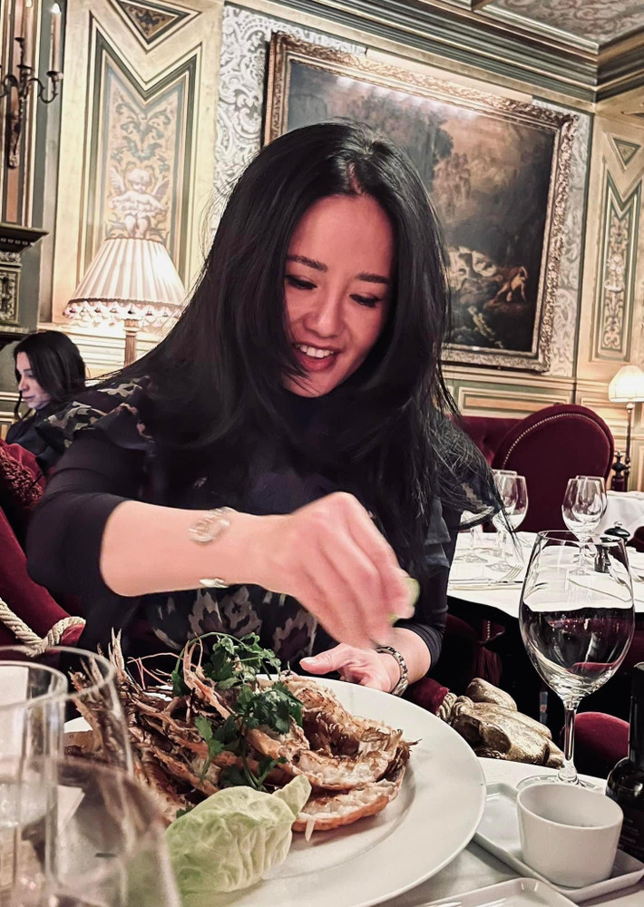 Diva Hồng Nhung thưởng thức món tôm yêu thích tại một nhà hàng ở Pháp.