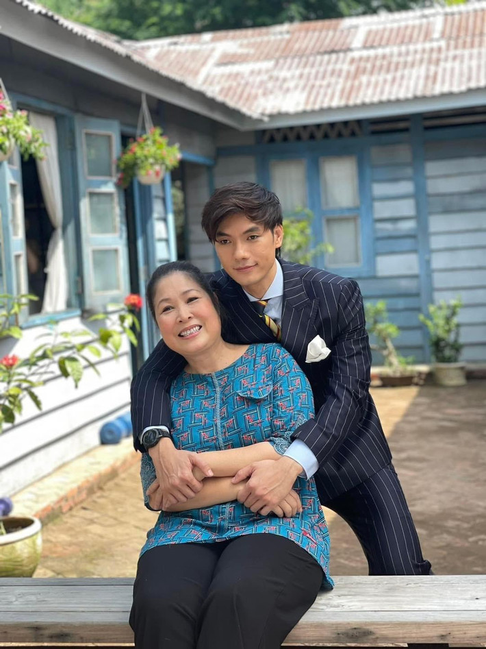 NSND Hồng Vân cùng Nhan Phúc Vinh chụp ảnh kỷ niệm ở hậu trường phim “Giấc mơ của mẹ”.