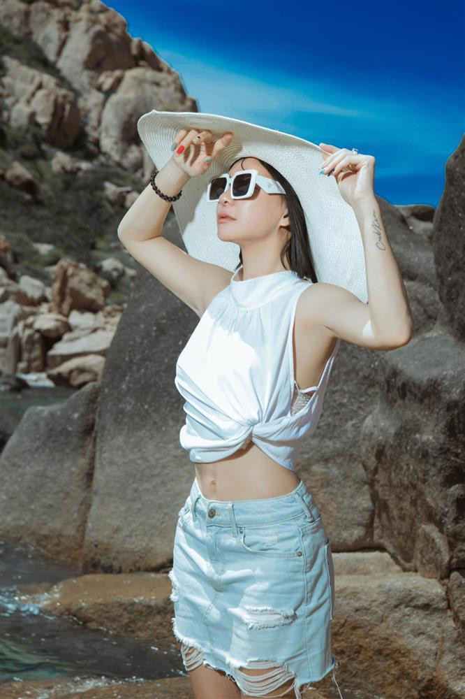 Theo nữ diễn viên, bạn trai kém tuổi là người chủ động chia tay vì không hòa hợp. Bên cạnh đó, Cát Phượng khẳng định không có sự xuất hiện của người thứ ba, cả hai vẫn giữ mối quan hệ bạn bè, đồng nghiệp.