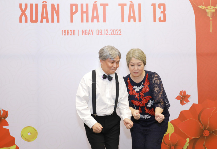 Hậu trường, NSND Hồng Vân - Xuân Hinh chụp ảnh hài hước.