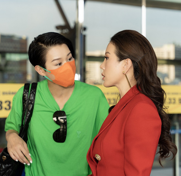 Trong lúc trò chuyện, chụp hình kỷ niệm, Thu Hoài khiến người hâm mộ thích thú khi phiên dịch lời hỏi thăm, cảm ơn của ngôi sao đình đám TVB gửi đến tất cả mọi người.