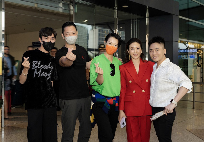 Diễn viên Hồ Hạnh Nhi cùng ông xã doanh nhân Philip Lee sang Việt Nam du lịch kết hợp thăm người thân. Sau chuyến nghỉ dưỡng tại Phú Quốc, cặp đôi nổi tiếng đáp chuyến bay về TP.HCM để gặp gỡ người bạn thân lâu năm là hoa hậu Thu Hoài.