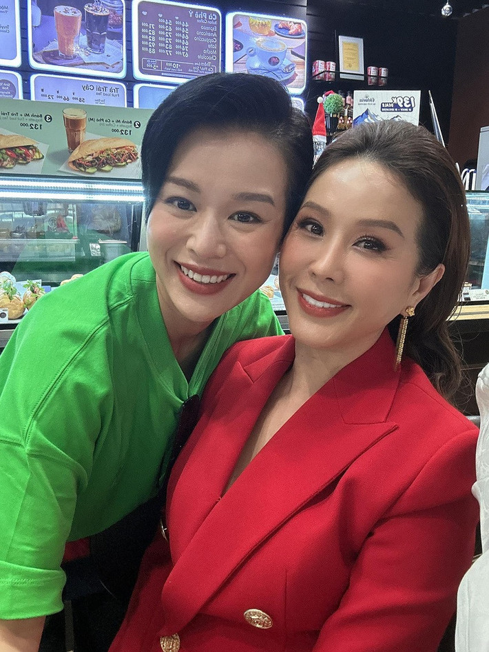 Hội ngộ tại sân bay Tân Sơn Nhất, TP.HCM, Hồ Hạnh Nhi và chồng không giấu được sự xúc động khi được Thu Hoài cùng người hâm đón tiếp nhiệt tình.