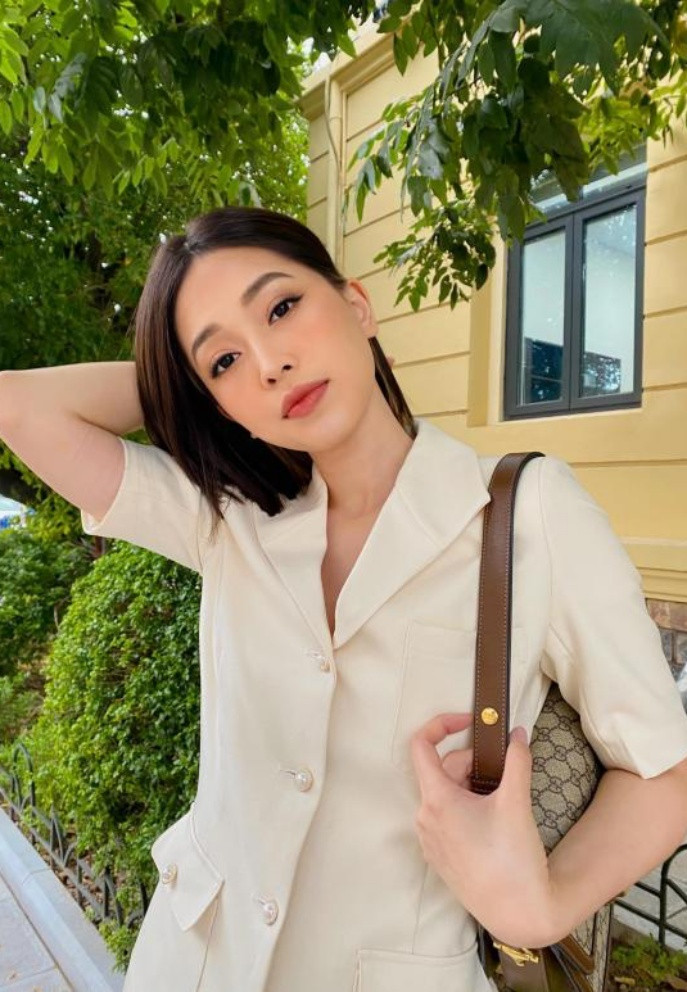 Á hậu Phương Nga đẹp nền nã dạo phố Hà Nội những ngày cuối năm.