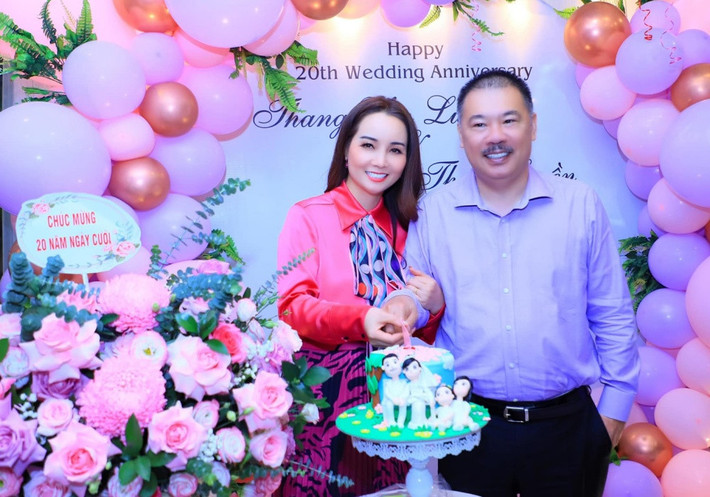 Sao Việt Mai Thu Huyền cùng ông xã doanh nhân kỷ niệm 20 năm ngày cưới.