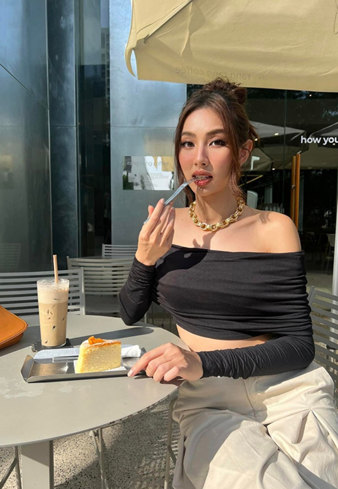 Á hậu Thủy Tiên năng động, gợi cảm với phong cách hàng ngày.