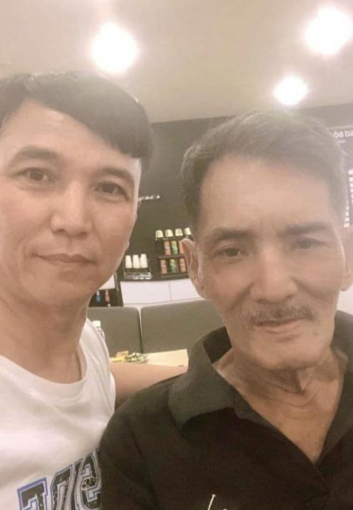 Nhạc sĩ Tô Hiếu - người đại diện của Thương Tín chia sẻ ảnh đưa đàn anh đi làm tóc mới, thông báo tình hình nam diễn viên hiện ổn định.