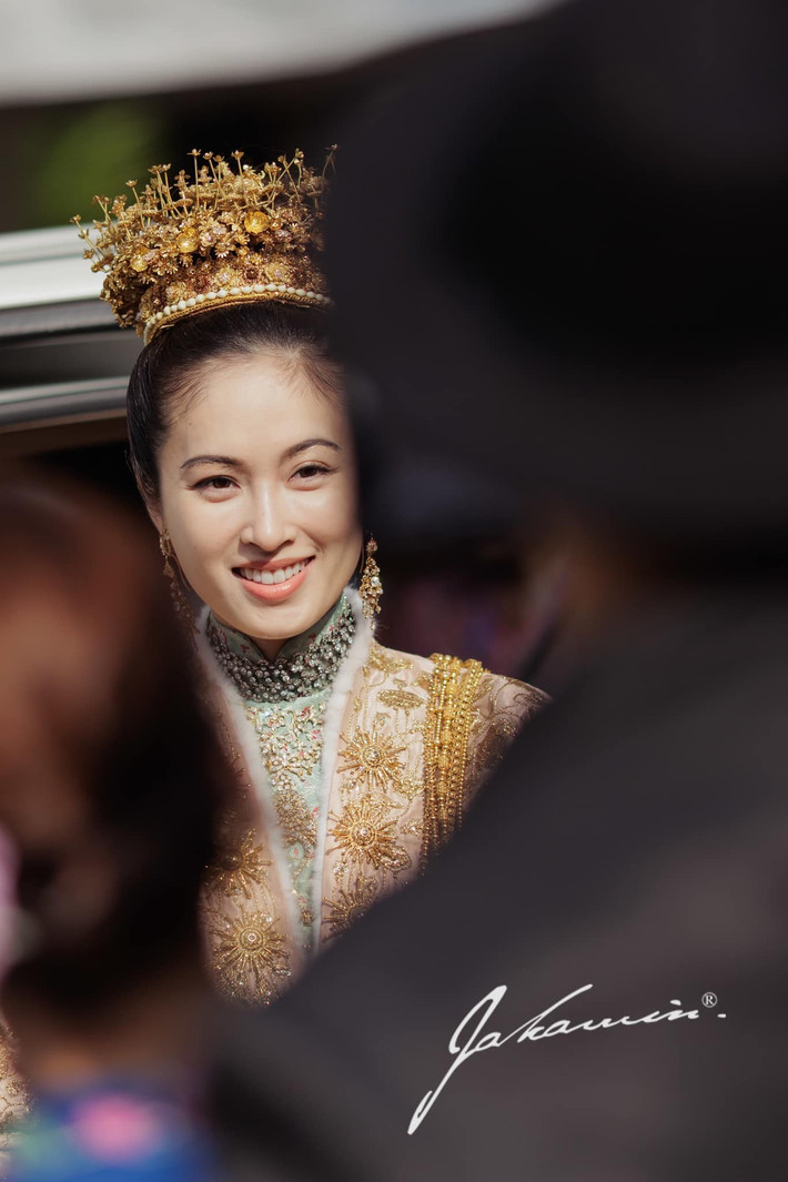 Nữ diễn viên đeo nhiều trang sức vàng ở tay, cổ, nổi bật là chiếc vương miện với những chi tiết hoa bằng vàng được thực hiện tỉ mẩn suốt 3 tháng bởi nhóm nghệ nhân thủ công mỹ nghệ cổ xưa của tỉnh Ranong.