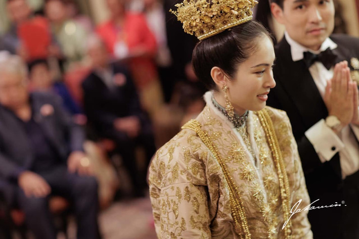 Trước đó, Nong Poy và Oak Phakwa Hongyok vừa tổ chức lễ gia tiên, bày tỏ niềm thành kính đến tổ tiên, cha mẹ. Hồi tháng 2, diễn viên Aum Patcharapa Chaichua cho biết cô sẽ đảm nhận vị trí phù dâu trong ngày vui của Nong Poy và nói bản thân hào hứng hơn cả cô dâu. “Háo hức hơn cô dâu là phù dâu. Tôi đã chuẩn bị hơn 10 bộ váy”, cô viết trên trang cá nhân.