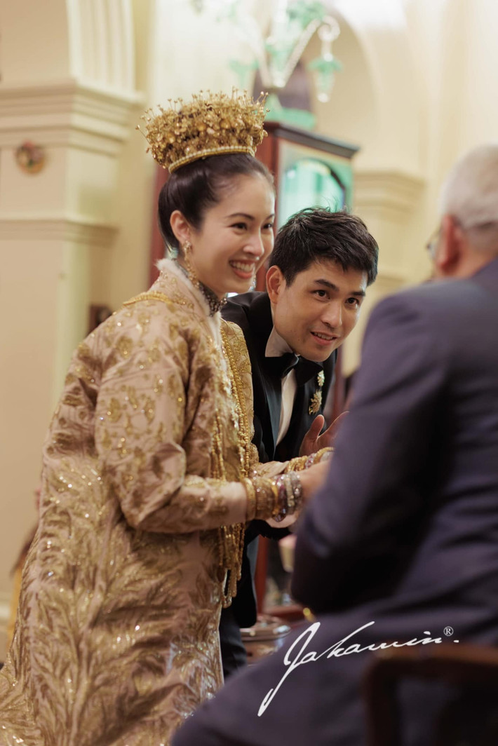 Hai vợ chồng làm lễ với gia đình.