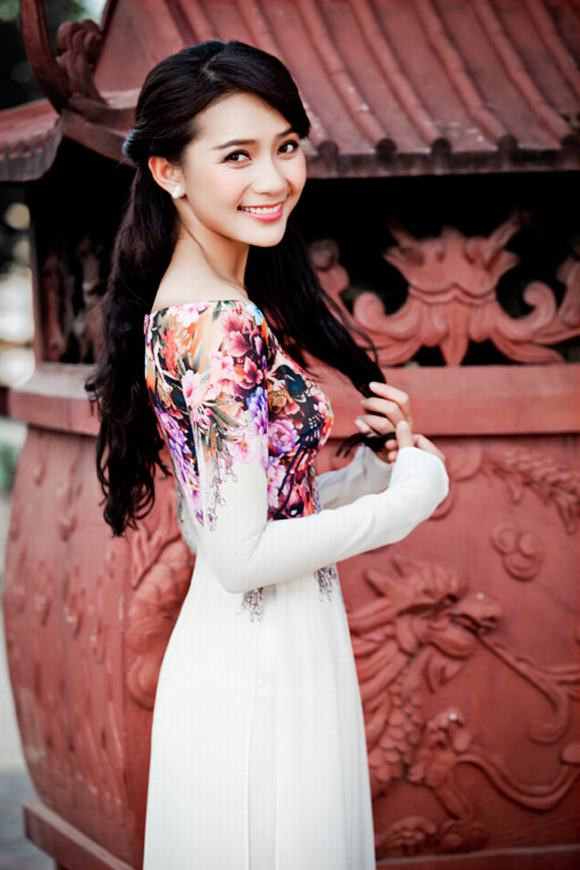 Trước kia, cô sở hữu số đo 3 vòng chuẩn chỉnh cùng đường cong nuột nà. "Gà cưng" Vũ Khắc Tiệp khoác lên mình bộ áo dài trắng khoe vẻ đẹp trong veo hút hồn người đối diện thay vì diện mạo đằm thắm như hiện tại.