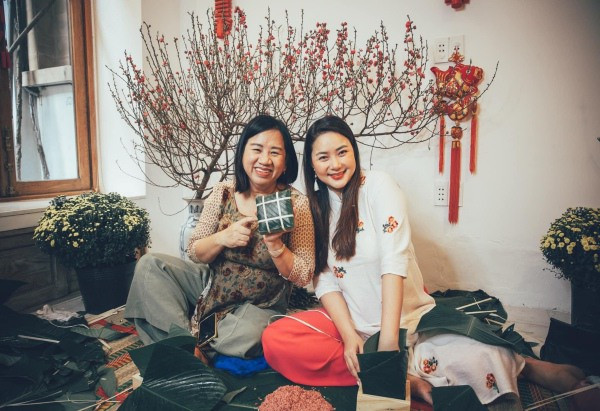 br/> Mới đây, Phan Như Thảo khoe biệt thự những ngày cận kề Tết gây chú ý. Thay vì mua bánh chưng sẵn, gia đình cô vẫn giữ nét truyền thống tự tay gói bánh trong không gian ấm cúng.