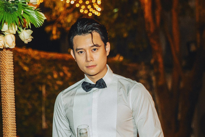 Diễn viên Anh Dũng đăng ảnh điển trai trong sơ mi trắng với cây chuyện về mặt trời và gió ẩn ý cho cách ứng xử của con người.