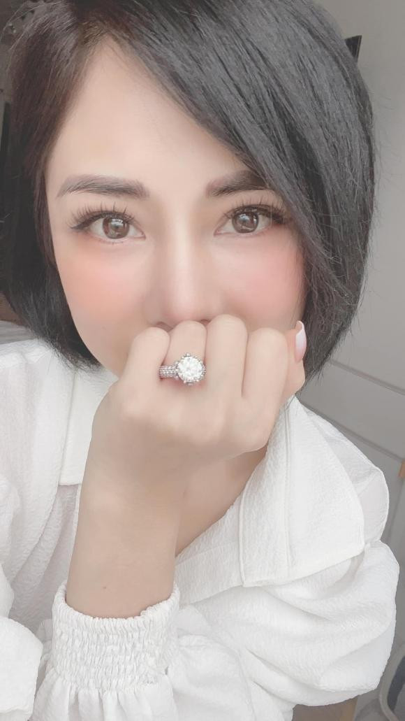 Cận cảnh chiếc nhẫn Huỳnh Anh dùng để cầu hôn bạn gái.