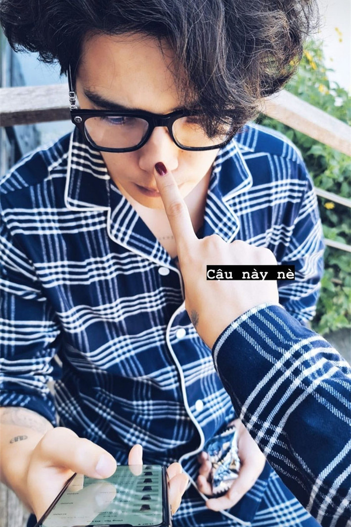 Bàn tay của cô gái ở bên Huy Trần dùng nước sơn móng giống hệt Ngô Thanh Vân.
