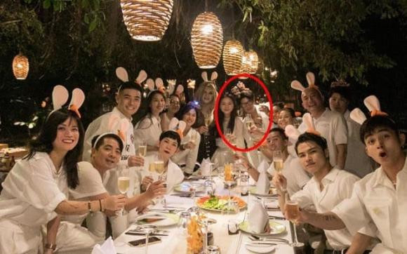Tối qua (26/2), trong tiệc sinh nhật của Ngô Thanh Vân, ngoài hội bạn thân cũng có sự xuất hiện của CEO điển trai Huy Trần đã bên cạnh nhau ở trung tâm bức ảnh, nở nụ cười tươi như khẳng định mối quan hệ tình cảm. Đây có lẽ là lần đầu tiên "đả nữ" công khai chuyện yêu đương trước người hâm mộ.