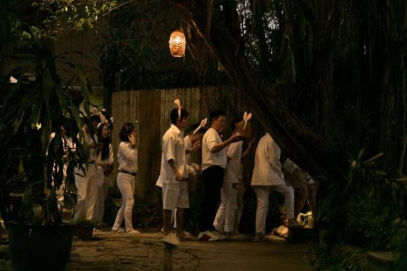 Thời gian qua, cả mạng xã hội xôn xao trước thông tin Huy Trần - chàng giám đốc Việt kiều, "cựu" bạn trai của Thảo Nhi Lê bất ngờ lộ hint hẹn hò với đả nữ Ngô Thanh Vân. Câu chuyện về mối tình chàng kém nàng 11 tuổi đã thu hút đông đảo sự chú ý của công chúng. Dù nhiều lần lộ bằng chứng hẹn hò song cả hai vẫn một mực giữ im lặng, không đưa ra bất kì phát ngôn nào. Bên cạnh đó, nữ đạo diễn là một trong những "chị đẹp" đình đám của Vbiz khiến dân tình rần rần chờ ngày báo tin vui.