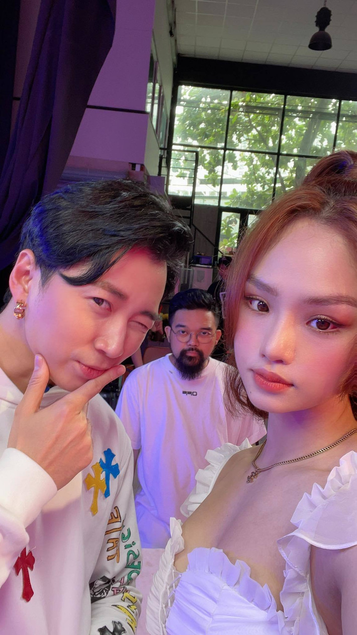 Sao Việt hôm nay 2/2: Rapper Karik vui vẻ tạo dáng bên Miu Lê, được khen đẹp đôi.