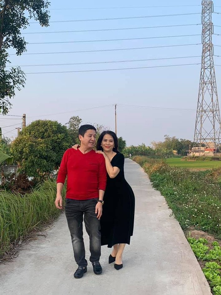 Sao Việt hôm nay 25/2: Chí Trung và doanh nhân Ý Lan đang tận hưởng những ngày thanh bình ở quê.