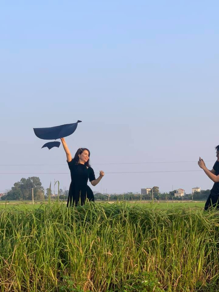 Bạn gái kém 17 tuổi của Chí Trung vô tư thả diều trên đồng lúa.