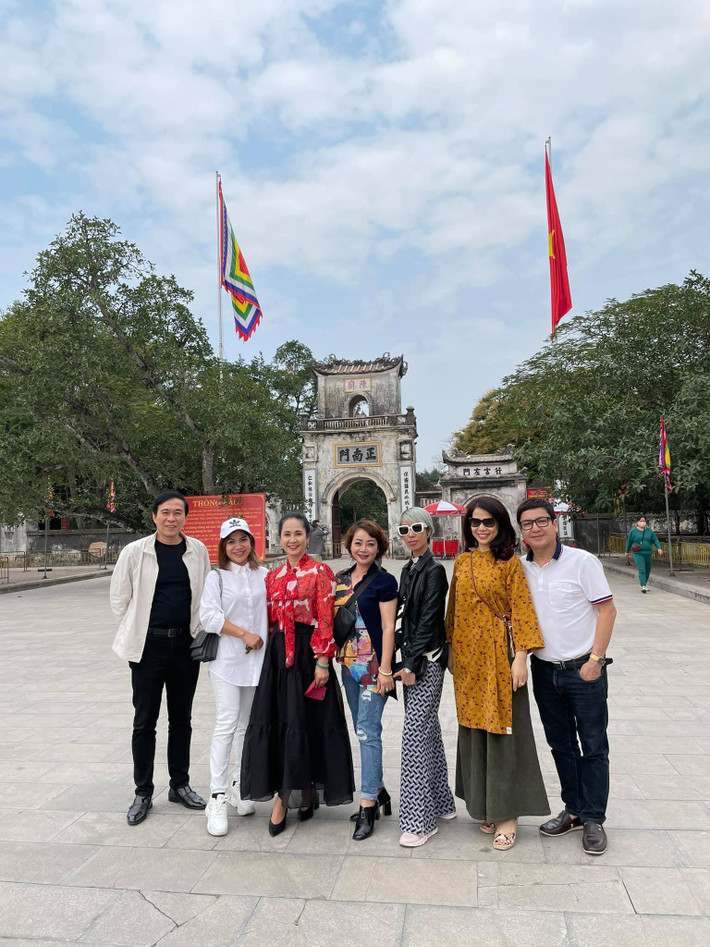 Trên trang cá nhân NSND Lan Hương cũng đăng hình ảnh bình yên bên ông xã Đỗ Kỷ, nghệ sĩ Chí Trung cùng bạn gái và nghệ sĩ Trà My...