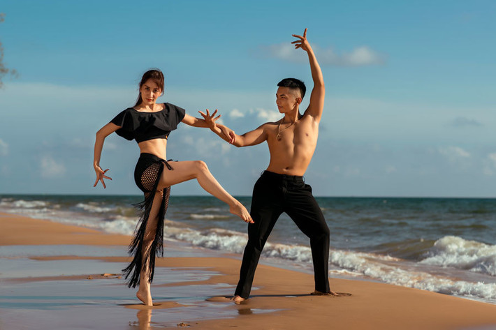 Sau kỳ nghỉ Tết cùng gia đình, vợ chồng Khánh Thi - Phan Hiển trở lại công việc. Tuy nhiên vì dịch Covid-19 phức tạp nên nhiều kế hoạch của cặp đôi đành phải tạm hoãn.