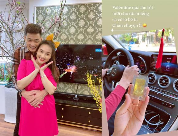 br/> Theo quan niệm dân gian xưa, đi mua vàng vào ngày mùng 10 Tết hàng năm (hay được gọi là ngày vía Thần Tài) để cầu mong một năm mới gặp nhiều may mắn, công việc hanh thông, tiền bạc sung túc. Nhiều sao Việt như Ngọc Trinh, Bảo Anh, Midu, Di Băng cũng đi mua vàng từ sớm để có những món đồ ưng ý. Bảo Thanh được chồng tặng 1 miếng vàng vào ngày vía Thần Tài. Cô hài hước chia sẻ: "Valentine qua lâu rồi mới cho người ta miếng socola bé tí. Chán chuyện".