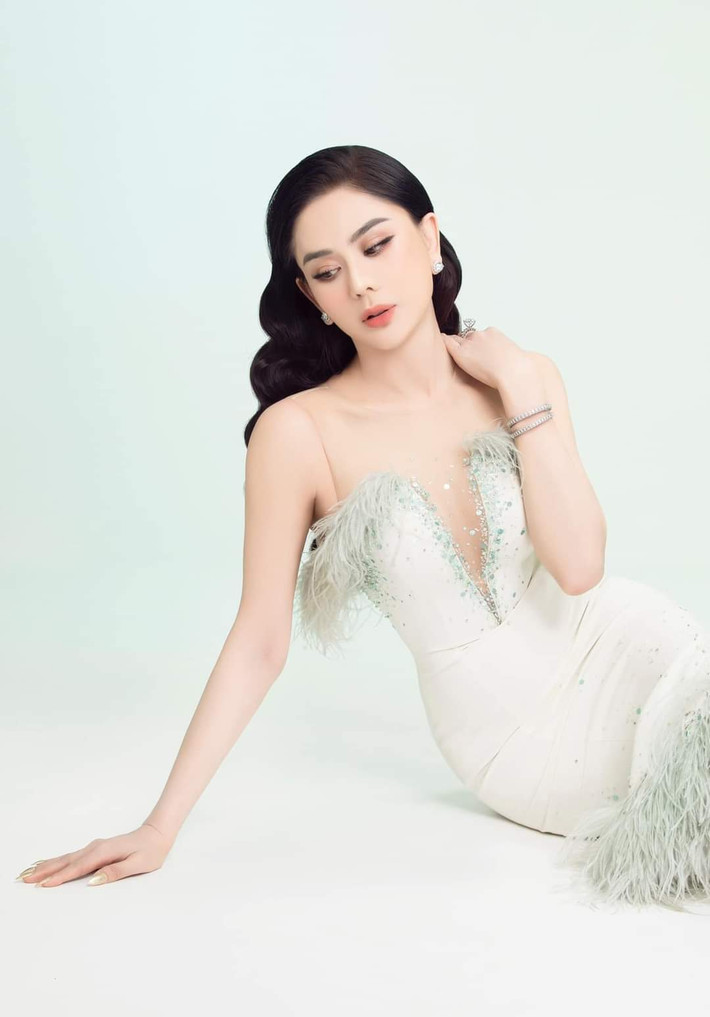 Lâm Khánh Chi chụp gợi cảm.