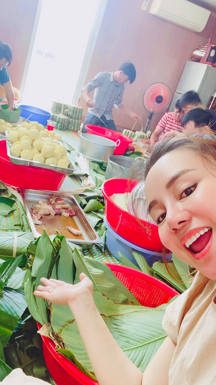 Sao Việt hôm nay 6/2: Đại gia đình Vy Oanh hì hục gói hàng trăm chiếc bánh chưng biếu mọi người.