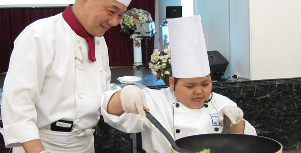Bệnh nhân ung thư Chun-Hsun, 13 tuổi, ở Đài Loan, ước mơ trở thành một đầu bếp. Chun-Hsun thích nấu ăn và thưởng thức các món từ nhỏ. Ước mơ của cậu bé đã thành sự thật khi Chun-Hsun gặp được ông Yan Zheng Ji - đầu bếp nổi tiếng Đài Loan nhờ sự giúp đỡ của tổ chức Make-A-Wish. Sau khi được cùng nấu ăn cùng đầu bếp Zheng Ji, cậu bé còn cười rất hạnh phúc vì được tặng giấy chứng nhận nấu ăn ngon.