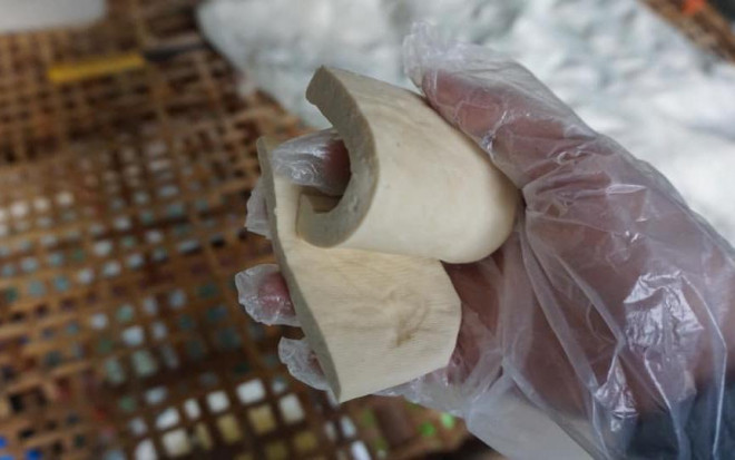 Trong Tết ăn nhiều đồ chiên rán, dầu mỡ các chị em thường đặt mua đậu ăn hàng ngày giải ngấy cho gia đình. Vì vậy món đậu phụ làng Kênh - Thái Bình lại lên cơn sốt, nhu cầu đặt mua tăng cao.