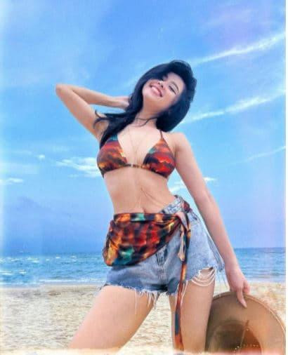 "Hot girl tạp hóa" Hàn Hằng - bạn gái Huyme khoe body đẹp miễn chê.