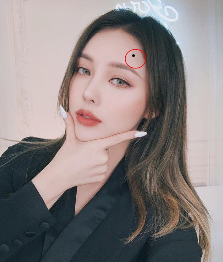 Nốt ruồi trên trán: Trong nhân tướng học thì trán chính là vị trí cho thấy rõ con đường sự nghiệp, tiền đồ và địa vị xã hội một cách ngắn hạn của mọi người.