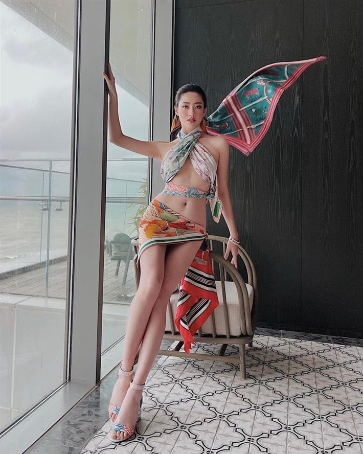 òng eo con kiến, dáng vóc nuột nà của Lương Thùy Linh được tôn lên hết mức trong bộ đồ làm hoàn toàn từ khăn lụa.