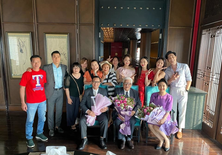 NSND Thu Hà cùng NSƯT Đức Trung, Phạm Cường đã chính thức chia tay vai diễn của mình trong phim "Hướng dương ngược nắng".