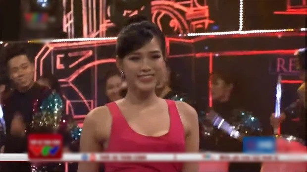 Dù phần "phụ tùng" bên trong màu nude nhẹ nhàng nhưng vẫn không tránh khỏi con mắt soi mói của khán giả.