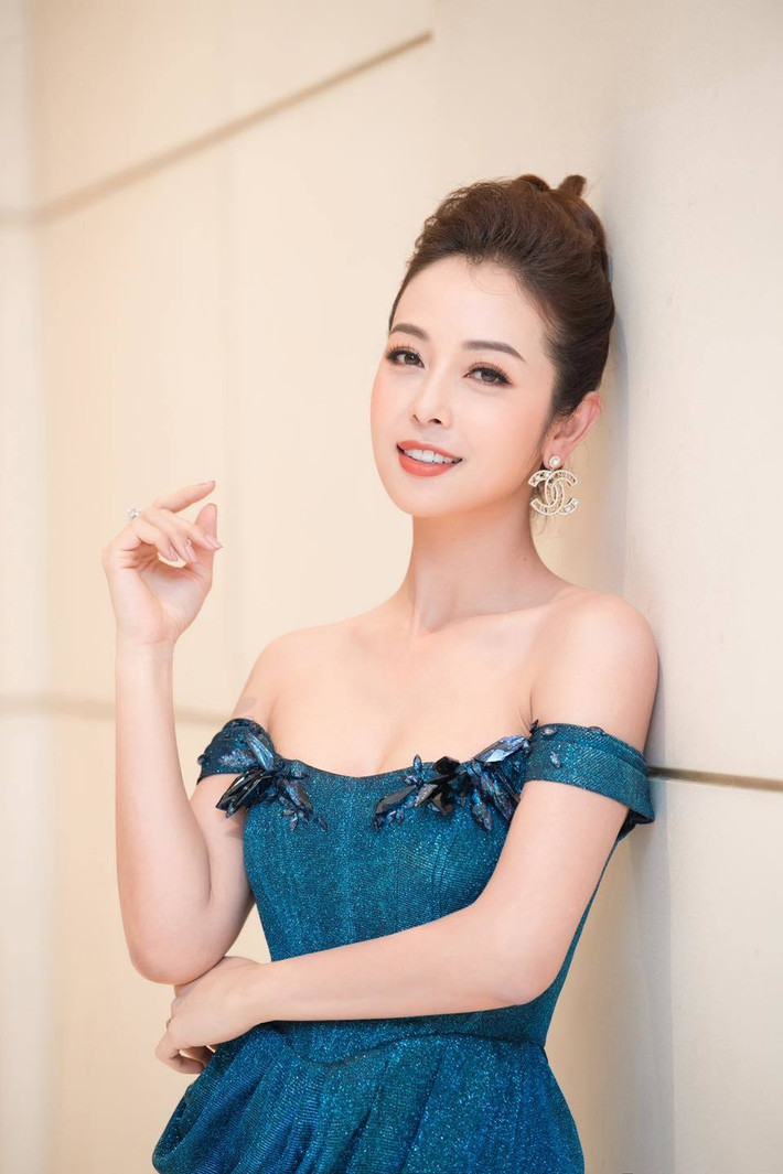 Jennifer Phạm là cái tên không còn xa lạ đối với nhiều người bởi dung mạo trẻ trung và thân hình nuột nà quyến rũ. Jennifer Phạm sinh năm 1985, được công chúng biết đến sau khi đăng quang tại cuộc thi 'Hoa hậu Châu Á tại Mỹ'. Với lợi thế sắc vóc sau khi trở về Việt Nam cô tham gia vào hoạt động nghệ thuật với vai trò MC và diễn viên.