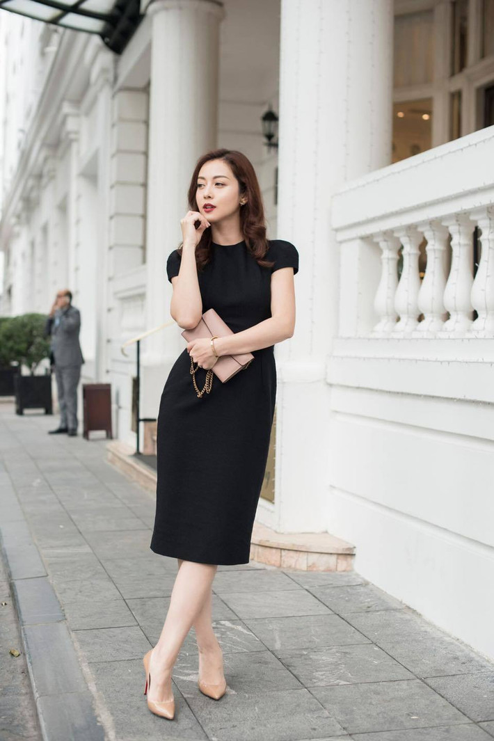 Diện những bộ đồ kín đáo khiến vẻ đẹp của Jennifer trang nhã không kém phần quý phái.